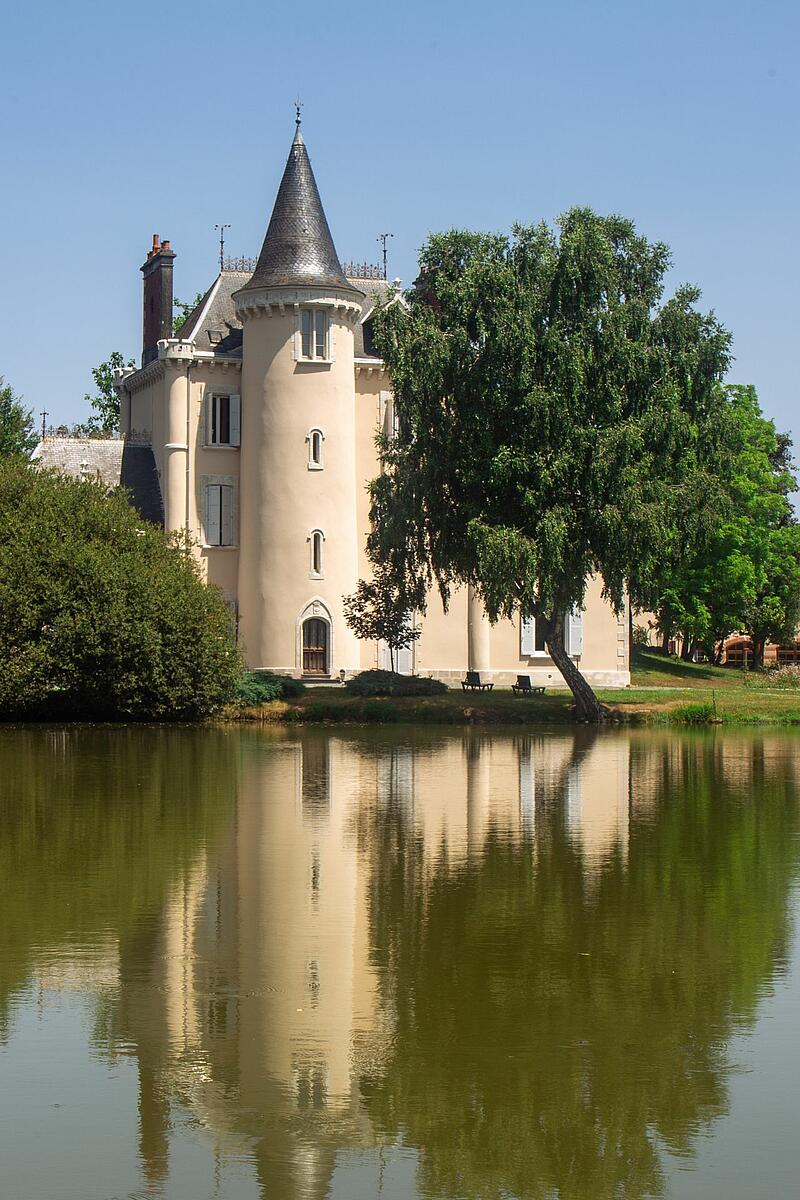 façade château de poinsouze le château de poinsouze vu des berges de l'étang