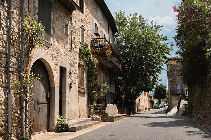 Vue sur le village de Lagorce en Ardèche, avec ses maisons en pierre et son environnement de garrigue