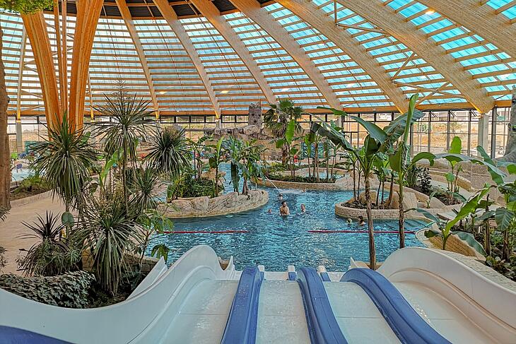 piscine avec dôme au domaine des ormes