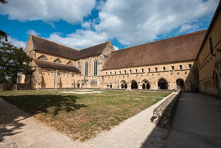 Vue de l’Abbaye de l’Épau près du Mans, ancienne abbaye cistercienne entourée de verdure en Sarthe.