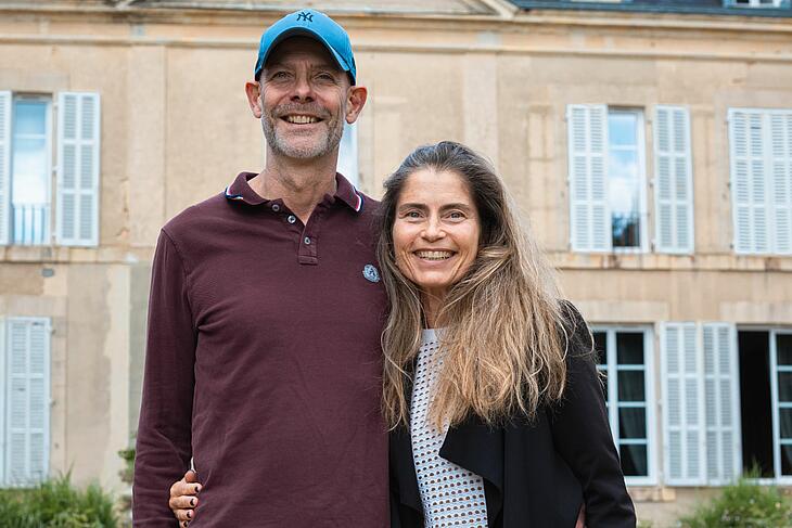 Portrait de Valérie et Benoît Dores, propriétaires du camping 5 étoiles Château de Chanteloup en Sarthe, membre des Castels.