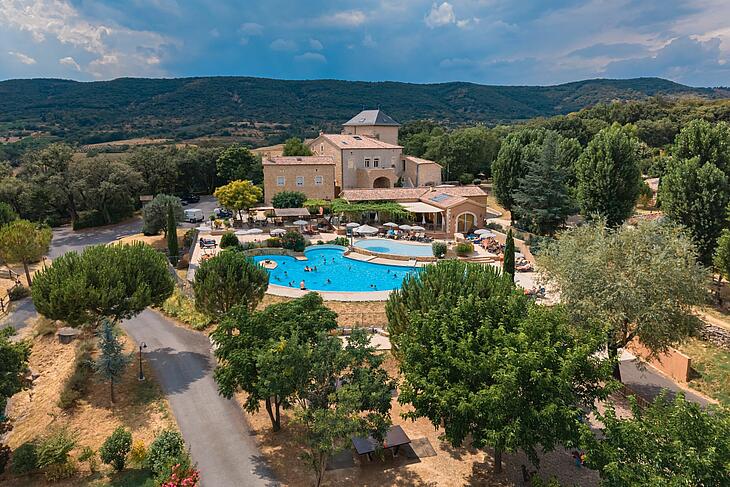 Panorama du Domaine de Sévenier à Lagorce en Ardèche, au cœur des paysages de garrigue près du Vallon-Pont-d'Arc
