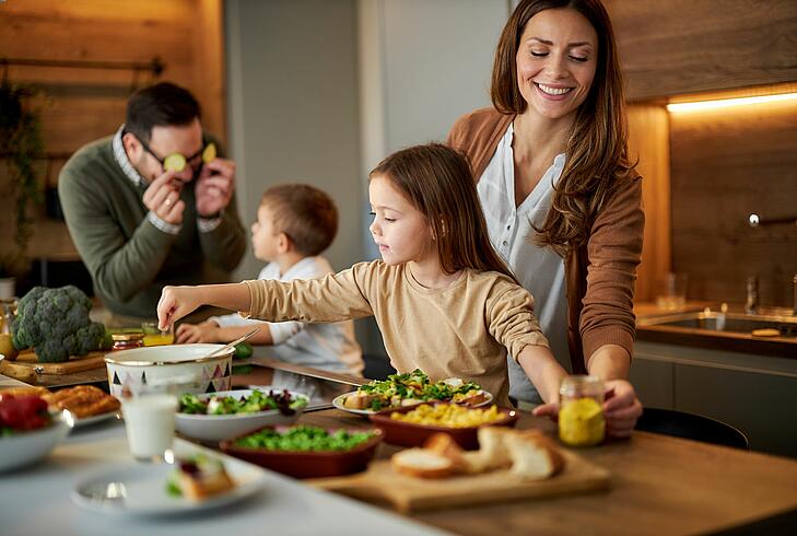 repas en famille camping de luxe