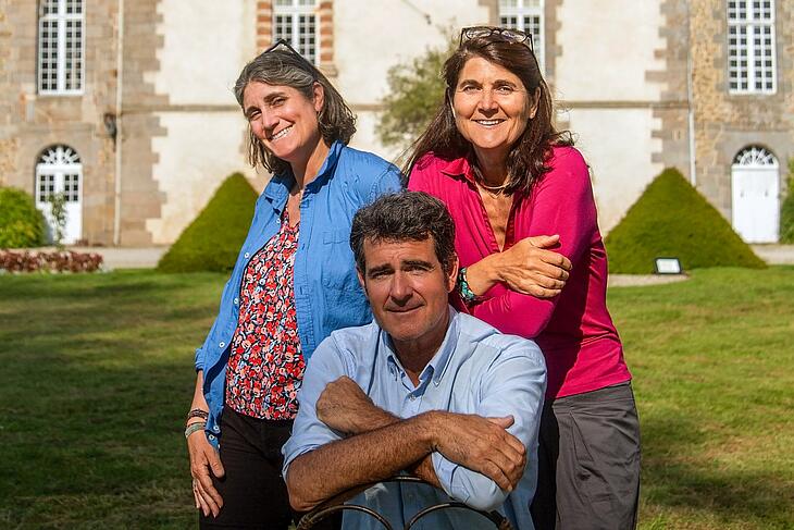 les trois gérants du camping des Ormes, en Bretagne