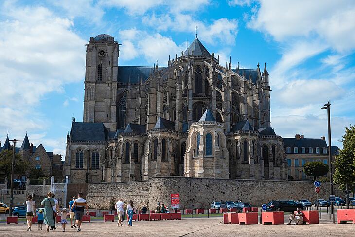 Vue de la cathédrale Saint-Julien du Mans, monument emblématique de la cité Plantagenêt en Sarthe.