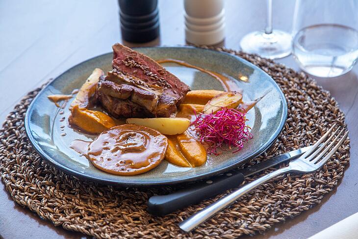 Plat gastronomique servi au restaurant du Domaine de Sévenier à Lagorce, préparé avec des produits locaux de l'Ardèche