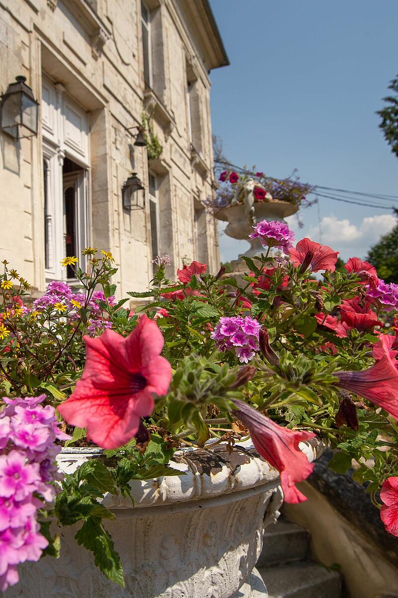 Façade fleurie du château Le Brévedent, camping en Normandie