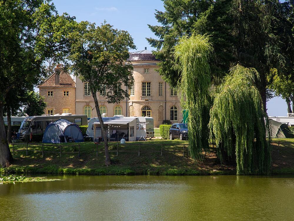 Campsite Castel Camping Château de L'Epervière Gigny-sur-Saône Bourgogne-Franche-Comté 1